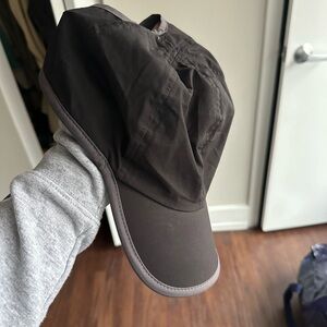 Ponyflo black cap with ponytail hole